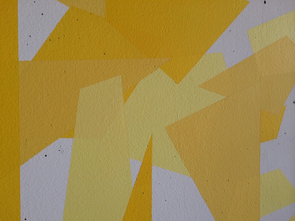 image of yellow sunny fractured feature wall in living room on godmund.com